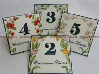 cod.art: nc12 - Mattonella in ceramica 20x20 con fiori e scritta personalizzata. 